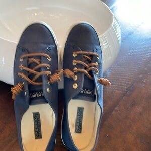 Women’s canvas sperry top siders with leather laces/slip on